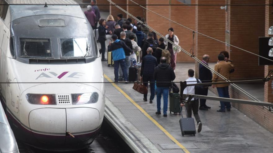 La Junta de Andalucía responsabiliza a Óscar Puente del caos ferroviario: «El Gobierno es quien sabotea Renfe»