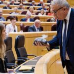 Polémica en el Senado: Bernabé entrega arena tóxica a la ministra Aagesen