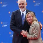 El primer ministro albanés, Edi Rama, recibe de rodillas a Meloni