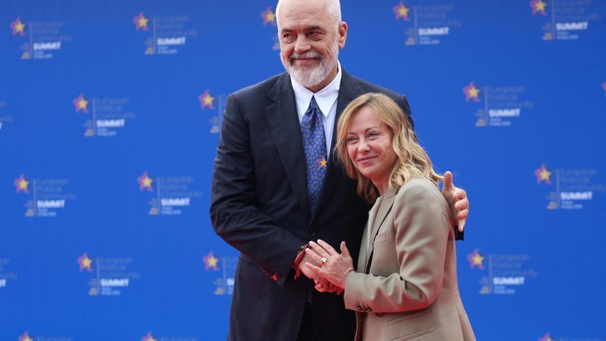 El primer ministro albanés, Edi Rama, recibe de rodillas a Meloni