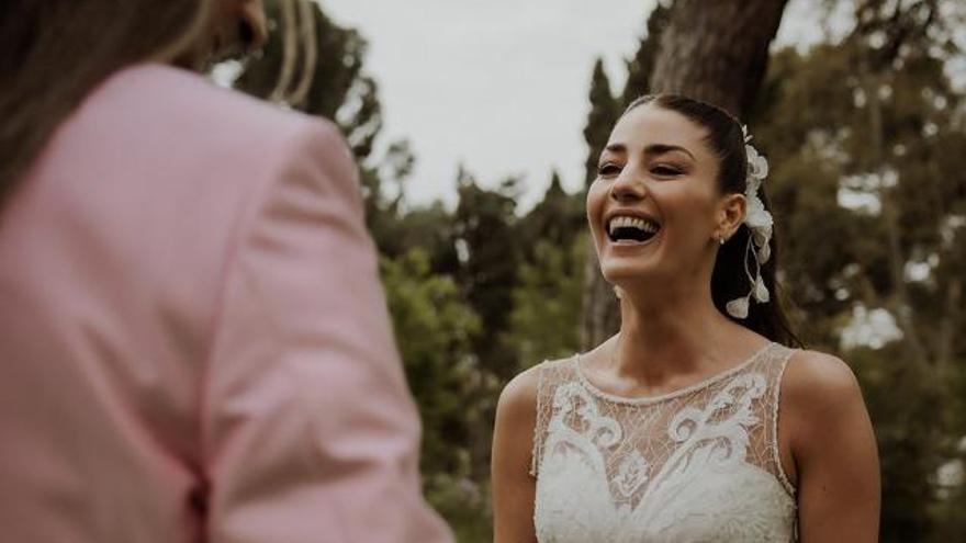 Boda en la ruleta de la suerte: Laura Moure se casa en zapatillas de deporte con el amor de su vida