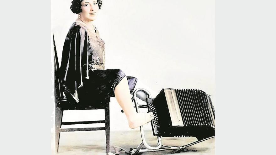 La increíble vida de «La Asturianita», la artista sin brazos que hacía todo con los pies, logró éxito mundial y acabó en la cárcel: Pilar Sánchez Vicente cuenta su historia