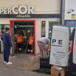 Tres encapuchados asaltan de madrugada una gasolinera de Oviedo con un Seat León robado