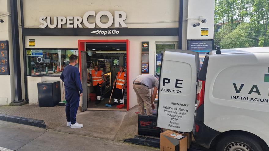 Tres encapuchados asaltan de madrugada una gasolinera de Oviedo con un Seat León robado