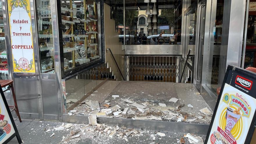 Susto en el centro de Gijón: se desprende el techo próximo a una conocida chocolatería
