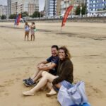 Ni la arena ni las medusas… esto es lo que más preocupa a los bañistas de la playa de San Lorenzo en Gijón: «No se puede tener así la joya de la corona»
