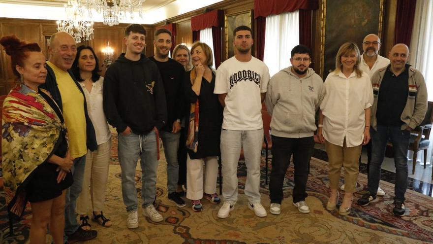 Avilés aplaude a los cuatro valientes de El Pozón: «Sois ejemplares»