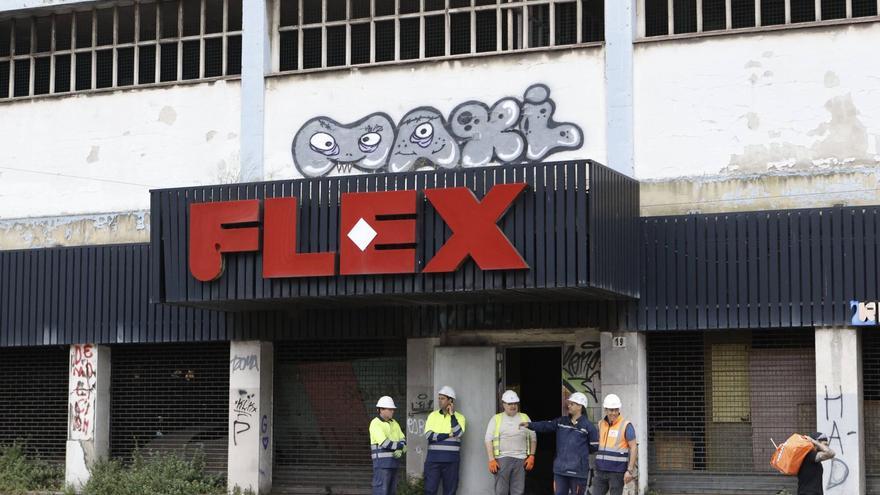 Arranca el derribo de la nave de Flex en La Calzada: «Es un triunfo de la presión vecinal»