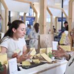 La pasarela quesera en Trascorrales agota las existencias de algunos productos en la segunda jornada