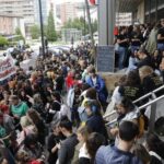 La tarde en la que dos mil docentes presionaron a tope: así se vivieron las siete horas de negociaciones