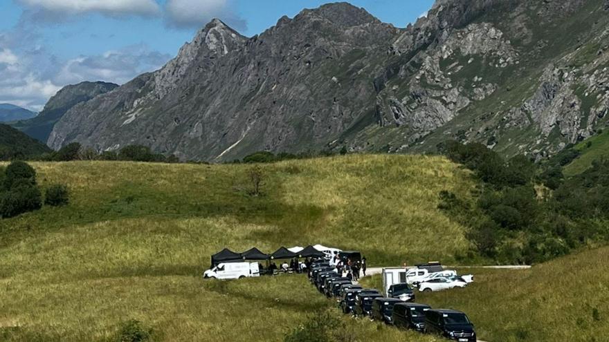 La caravana de «Los juegos del hambre» llega a Somiedo y prepara ya un rodaje de dos meses en Asturias