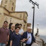 Una mar de benditas aguas: «Es el día en el que nos identificamos como ciudadanos de Gijón por encima de todo», destaca el sacerdote Gómez Cuesta