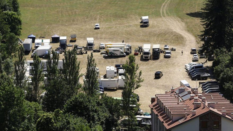 Trajín de furgonetas, autobuses y camiones: así se vive en Somiedo los preparativos del rodaje de «Los juegos del hambre»