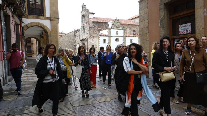 Los encantos del casco histórico avilesino, «un lujo» por descubrir para los alumnos y docentes de la Nebrija