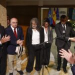 Un canto al amor en el homenaje institucional a Antonio Trevín: el emotivo «siempre juntos» de la viuda del expresidente asturiano