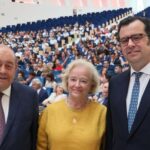 Un ovetense se gradúa en Derecho a los 76 años y es su hijo, vocal del Poder Judicial, quien le entrega la beca de licenciado: «Papá, eres ejemplo de perseverancia»