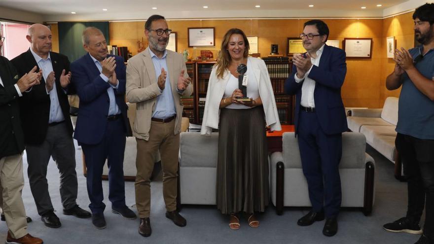Cristina Mendo sueña, al recoger el galardón como «Asturiana del mes», con lograr la televisión para la Vuelta a Asturias