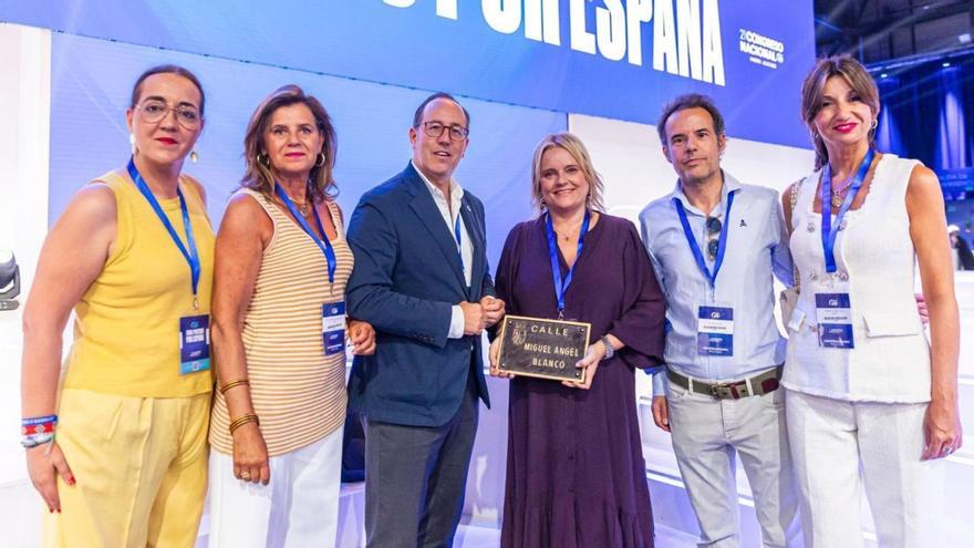 Arias entrega a la familia de Miguel Ángel Blanco una placa de su calle