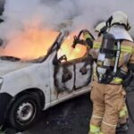 Un pirómano anda suelto por varios barrios de Oviedo: buscan a un hombre joven por incendiar cubos de basura
