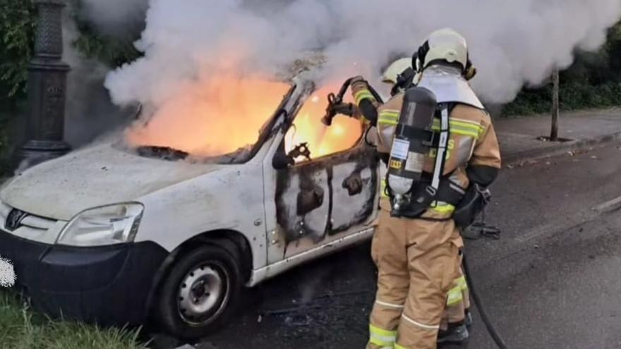 Un pirómano anda suelto por varios barrios de Oviedo: buscan a un hombre joven por incendiar cubos de basura