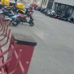 Fatal accidente en un concesionario de Gijón: un hombre de 60 años, muy grave al caer sin casco cuando iba a aparcar la moto que fue a probar