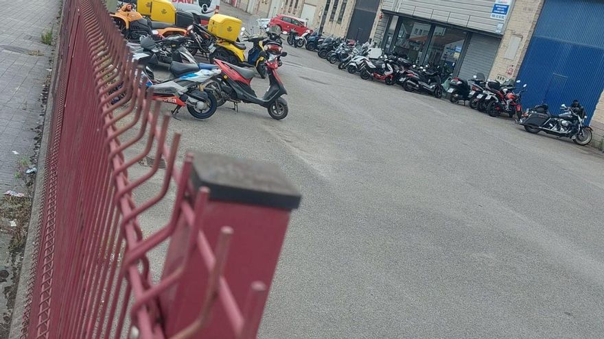 Fatal accidente en un concesionario de Gijón: un hombre de 60 años, muy grave al caer sin casco cuando iba a aparcar la moto que fue a probar