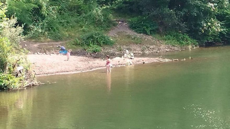 Los bañistas dejan las playas del Nalón tras el ahogamiento del joven en Las Caldas