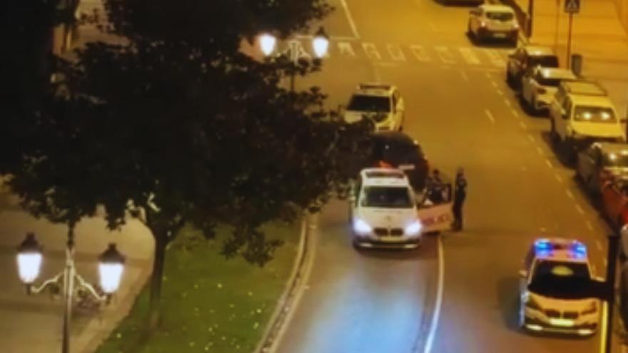 Detienen dos veces en menos de tres horas al pirómano que tenía en jaque a varios barrios de Oviedo (la segunda lo pillaron con las manos en la masa)