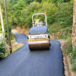 San Martín asfalta una carretera y tres calles de El Entrego