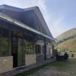 El refugio de montaña de Brañagallones, en Caso, reabre con solo doce de sus cuarenta plazas de alojamiento