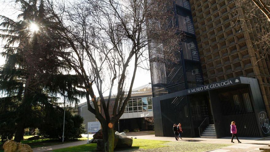 Barbón mediará con la Universidad para que libere espacio en Llamaquique para los juzgados, pero admite que no puede obligar a desalojar una facultad «en dos meses»