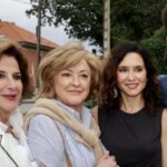 El «terremoto» Ayuso agita Llanes: gritos de «guapa», una gran ovación y sesión interminable de fotos