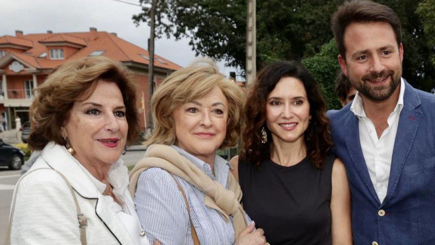 El «terremoto» Ayuso agita Llanes: gritos de «guapa», una gran ovación y sesión interminable de fotos