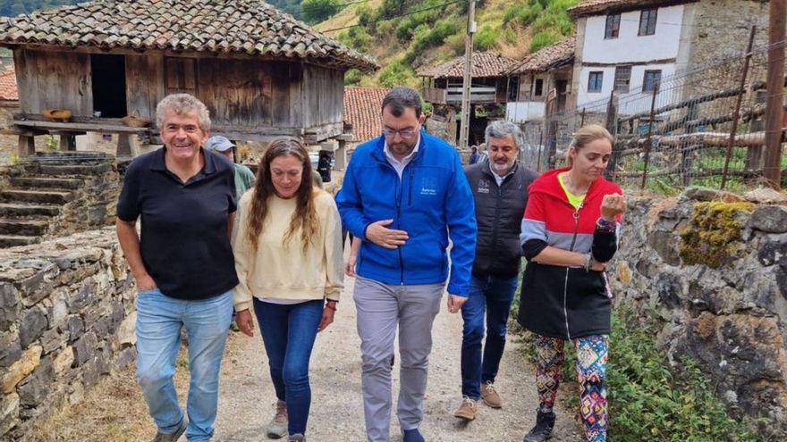 Solo tres incendios permanecen activos en Asturias y continúan la tareas de control