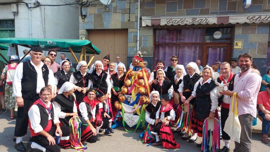 La localidad valdesana de Cadavedo lleva parte de su esencia hasta Navelgas para celebrar el Día de los Pueblos