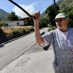 El lamento en los pueblos amenazados por el fuego en Asturias: «Solo quedamos viejos y no podemos limpiar el monte o los caminos»