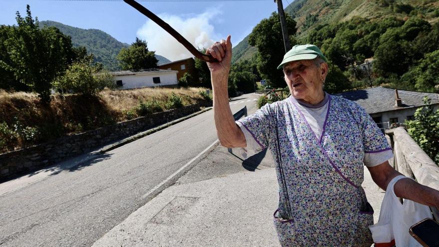 El lamento en los pueblos amenazados por el fuego en Asturias: «Solo quedamos viejos y no podemos limpiar el monte o los caminos»