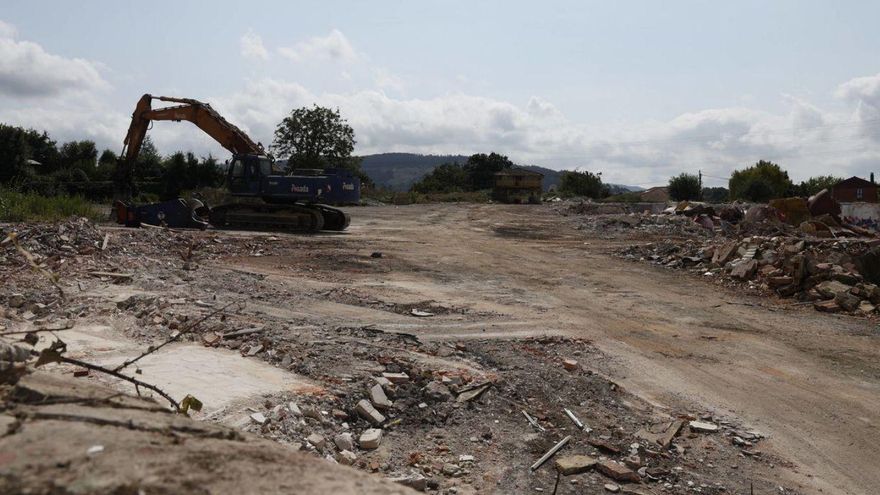Adiós a un pedazo de historia industrial en Gijón, ahora en derribos: lo que fue un corazón sidrero que exportaba al extranjero