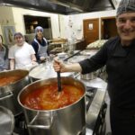 La Cocina Económica de Oviedo, camino de batir el récord de menús en agosto
