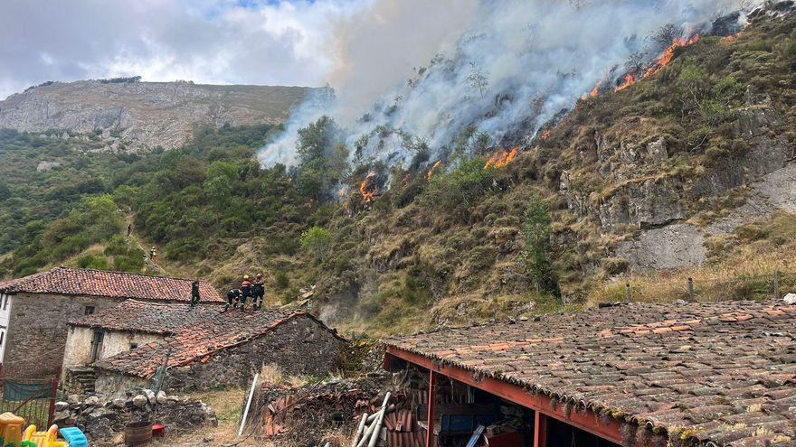 Indignación en Somiedo, con llamas cerca de las casas, por los fuegos provocados:  «Es grave, sabían lo que hacían»