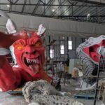 Los astilleros del Nalón echan humo: las peñas del Descenso Folklórico ultiman las embarcaciones que saldrán al río este sábado en Laviana