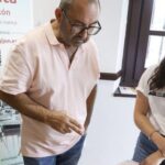 El auge de viajeros se nota (y mucho) en las oficinas turísticas de Gijón: así trabajan en ellas
