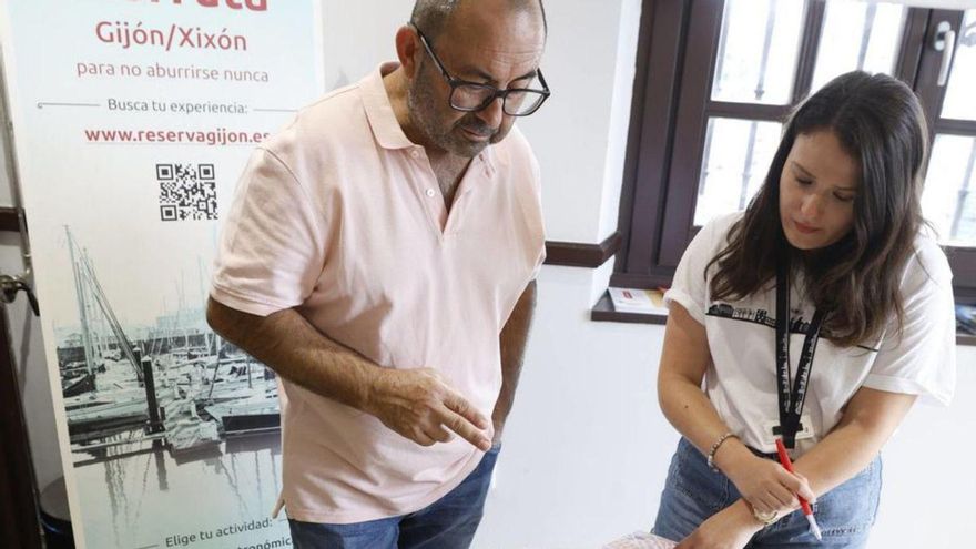 El auge de viajeros se nota (y mucho) en las oficinas turísticas de Gijón: así trabajan en ellas
