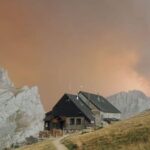 El fuego arrasa los Picos de Europa y los turistas abandonan Cabrales: «Están dejando que se queme todo»