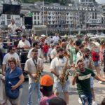 El desfile de gigantes y cabezudos calienta Luarca para celebrar San Timoteo: «Está siendo el mejor año de todos»