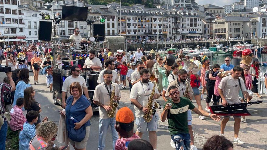El desfile de gigantes y cabezudos calienta Luarca para celebrar San Timoteo: «Está siendo el mejor año de todos»
