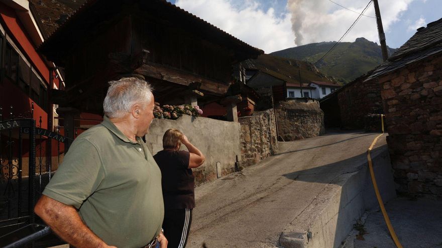 «El monte está abandonado y nadie hace nada», el clamor en las zonas afectadas por el fuego en Asturias