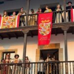 Villaviciosa maravilla con el desfile real de Carlos V por sus calles: «Es como una película»