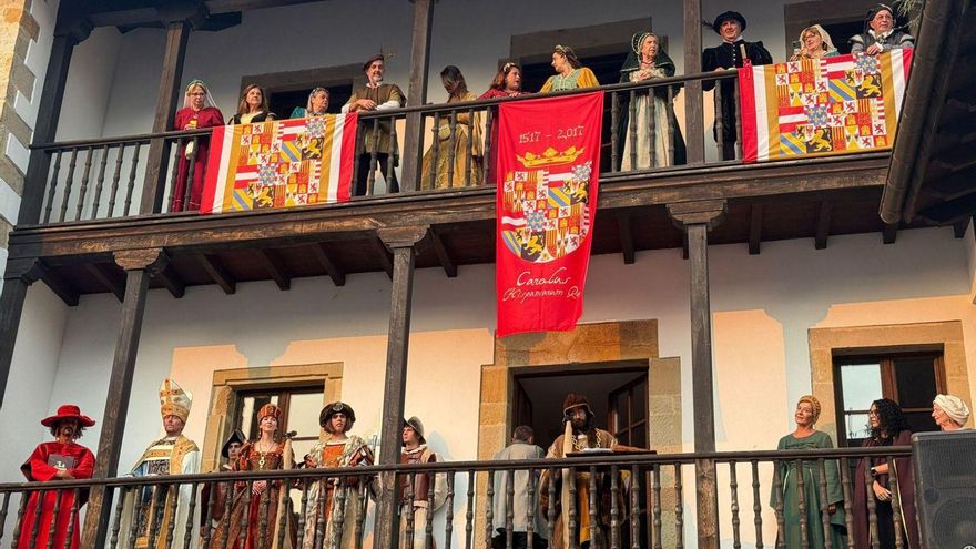 Villaviciosa maravilla con el desfile real de Carlos V por sus calles: «Es como una película»