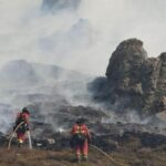 Los bomberos controlan los fuegos del Occidente tras una noche de angustia en Genestoso